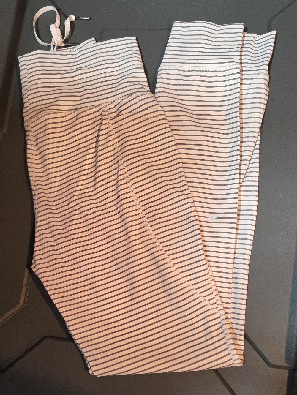 HALARA White Leggings with Thin Black Stripes